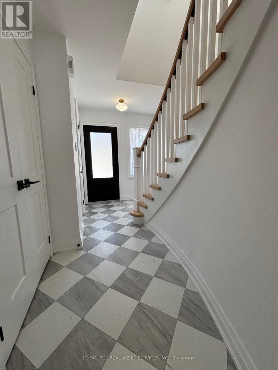 851 Sweetwater Crescent, Mississauga, Ontario  L5H 4A7 - Photo 2 - W12960380