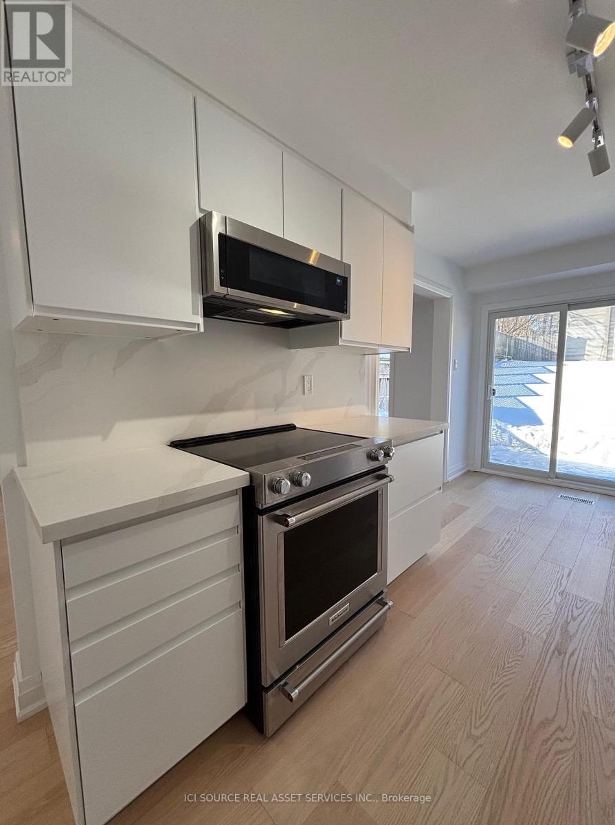 851 Sweetwater Crescent, Mississauga, Ontario  L5H 4A7 - Photo 3 - W12960380