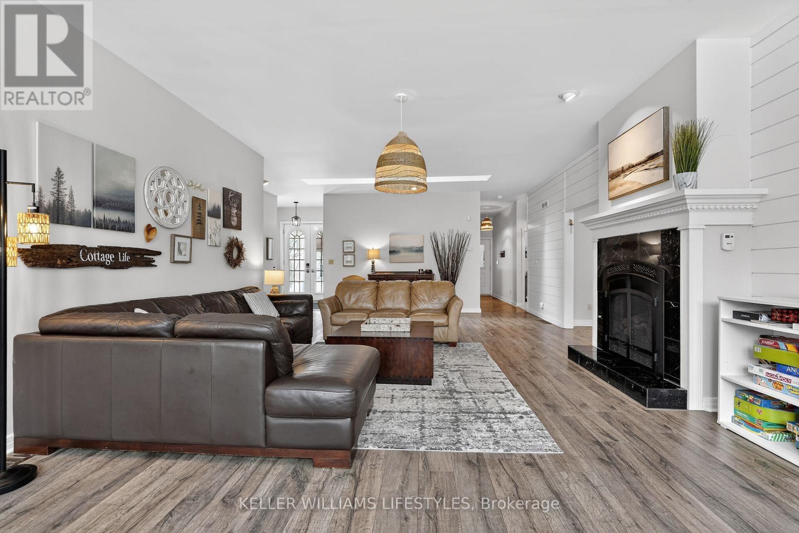 10240 Woodpark Court, Lambton Shores, Ontario  N0M 1T0 - Photo 12 - X12960456