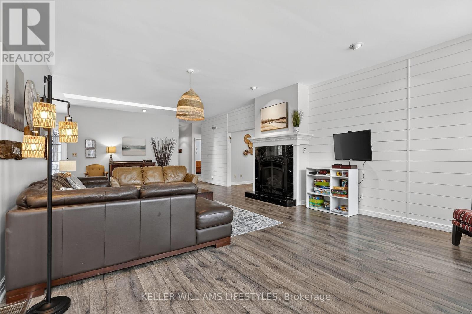 10240 Woodpark Court, Lambton Shores, Ontario  N0M 1T0 - Photo 13 - X12960456