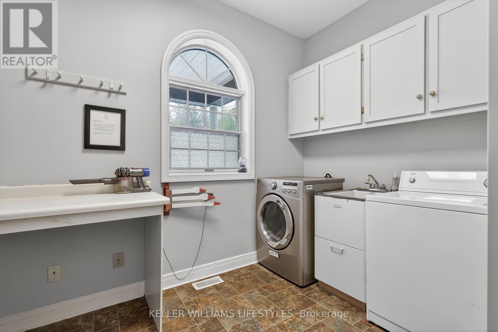 10240 Woodpark Court, Lambton Shores, Ontario  N0M 1T0 - Photo 22 - X12960456