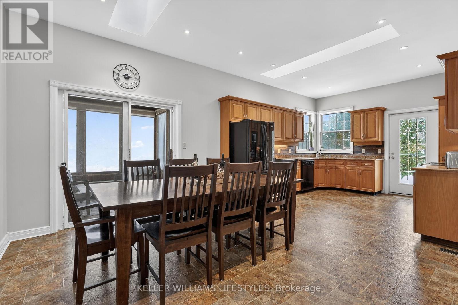 10240 Woodpark Court, Lambton Shores, Ontario  N0M 1T0 - Photo 23 - X12960456