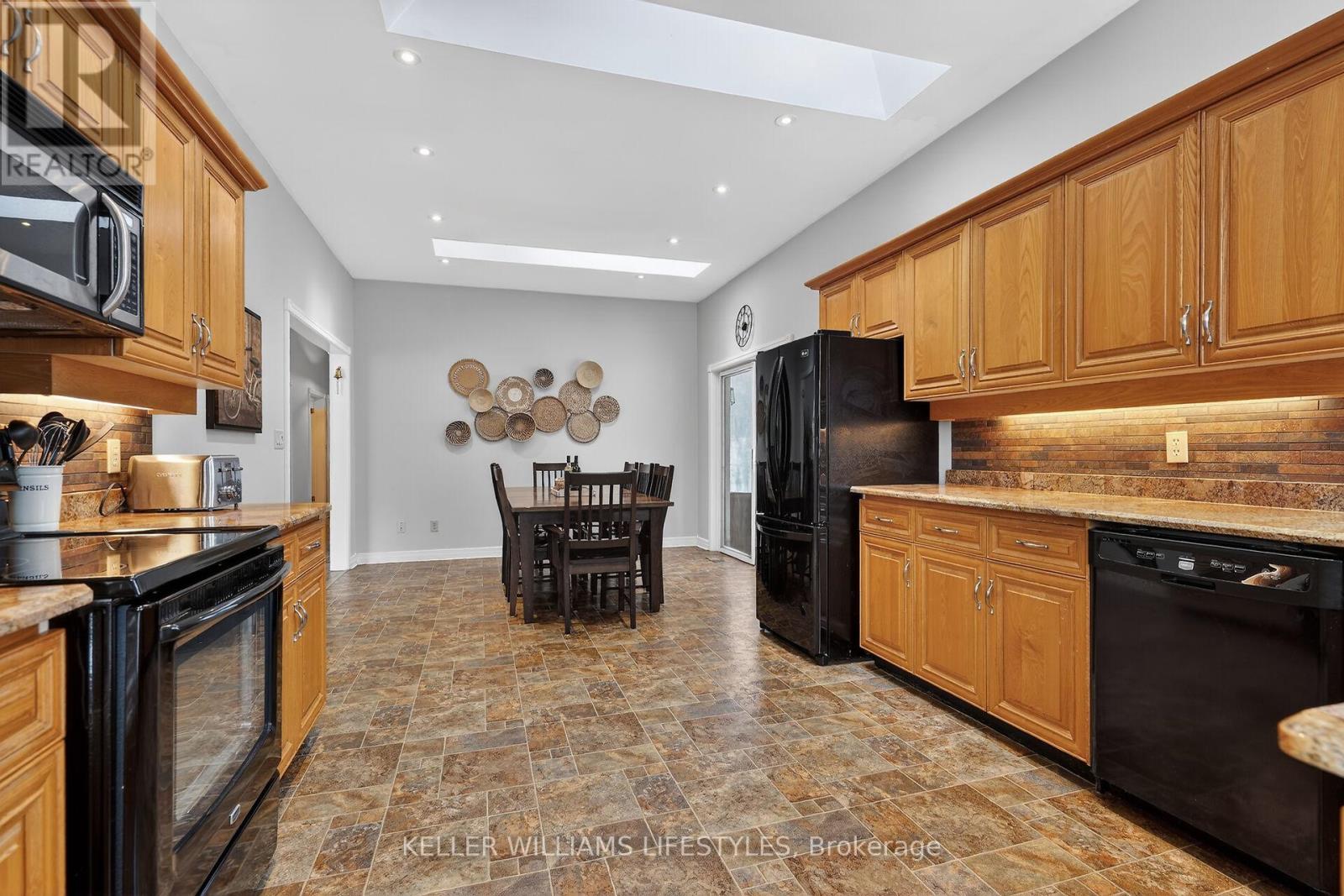 10240 Woodpark Court, Lambton Shores, Ontario  N0M 1T0 - Photo 25 - X12960456