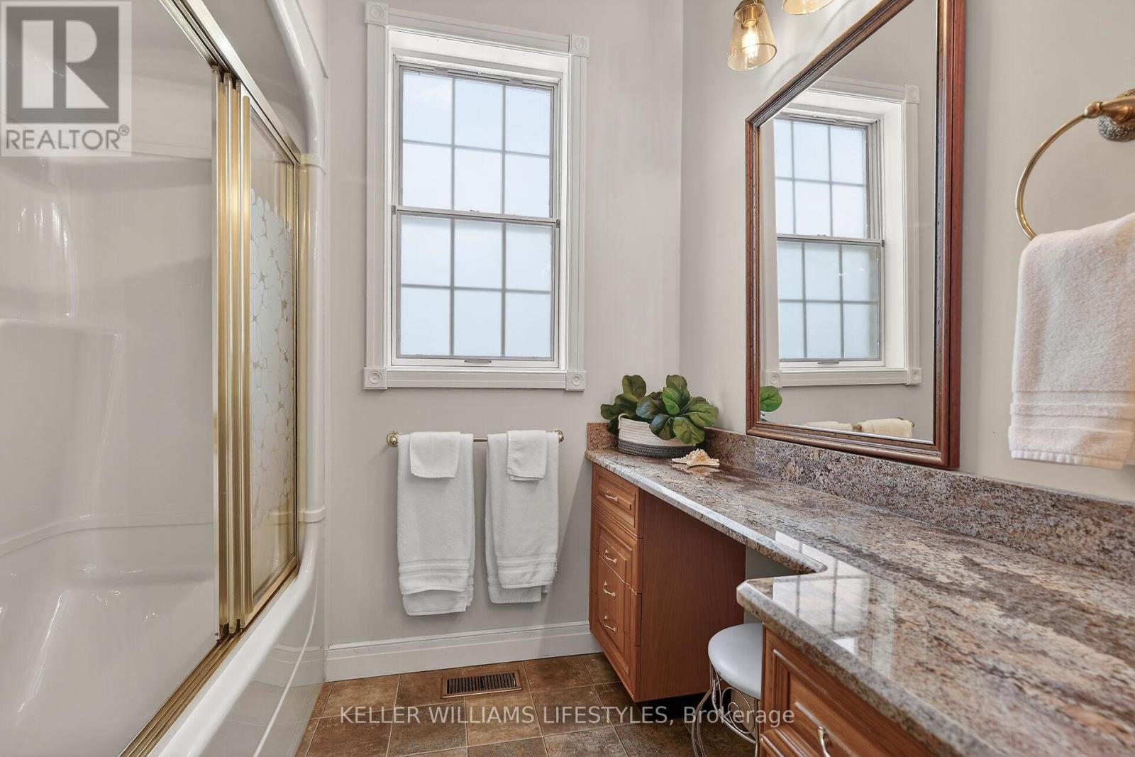 10240 Woodpark Court, Lambton Shores, Ontario  N0M 1T0 - Photo 26 - X12960456