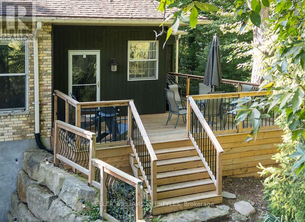 10240 Woodpark Court, Lambton Shores, Ontario  N0M 1T0 - Photo 4 - X12960456