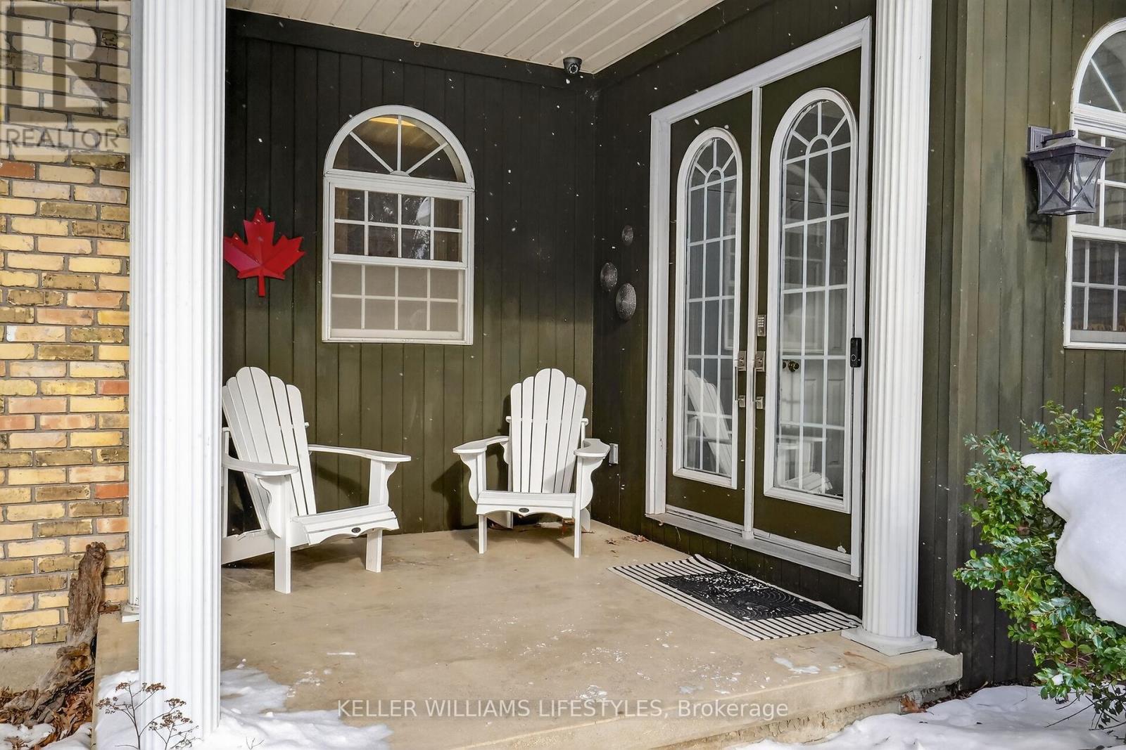 10240 Woodpark Court, Lambton Shores, Ontario  N0M 1T0 - Photo 5 - X12960456