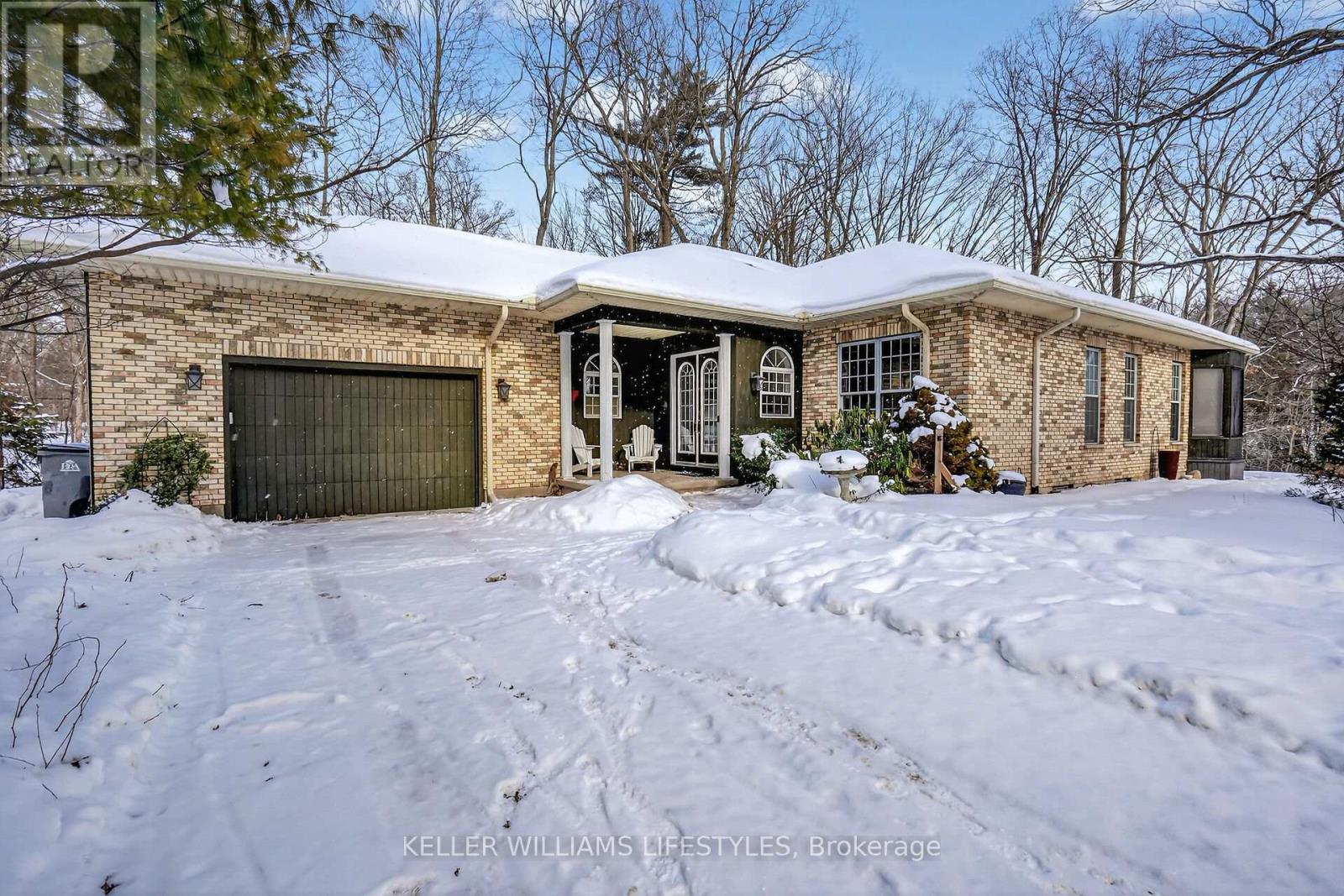 10240 Woodpark Court, Lambton Shores, Ontario  N0M 1T0 - Photo 6 - X12960456