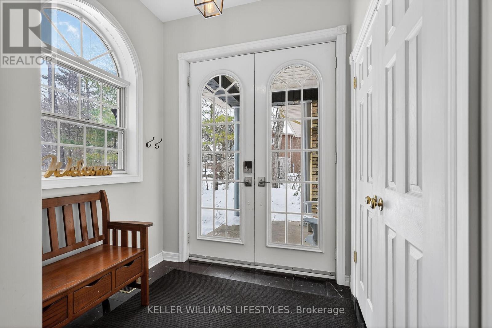 10240 Woodpark Court, Lambton Shores, Ontario  N0M 1T0 - Photo 7 - X12960456