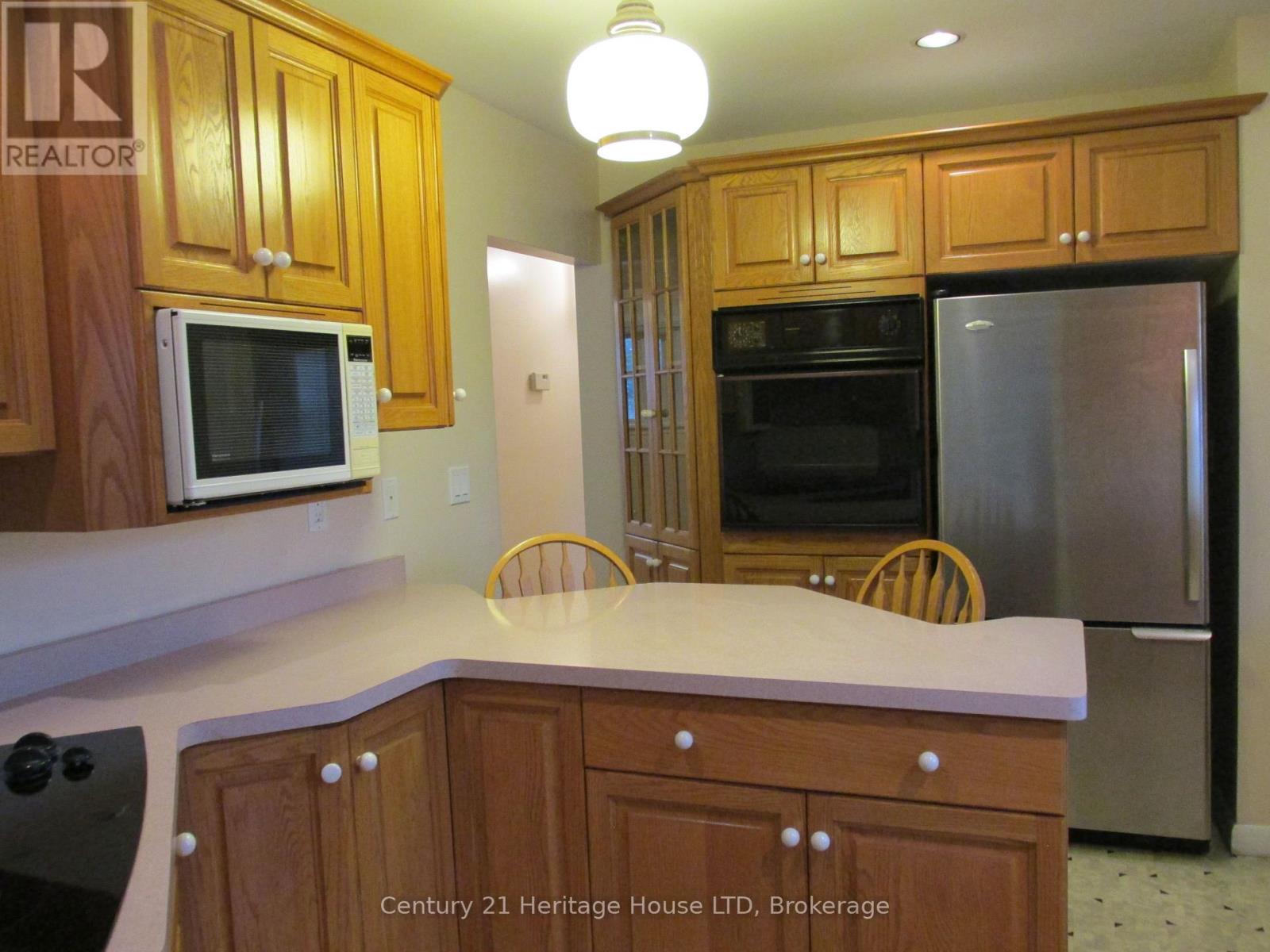 6 East Hampton Road, St. Catharines, Ontario  L2T 3E1 - Photo 8 - X12938284