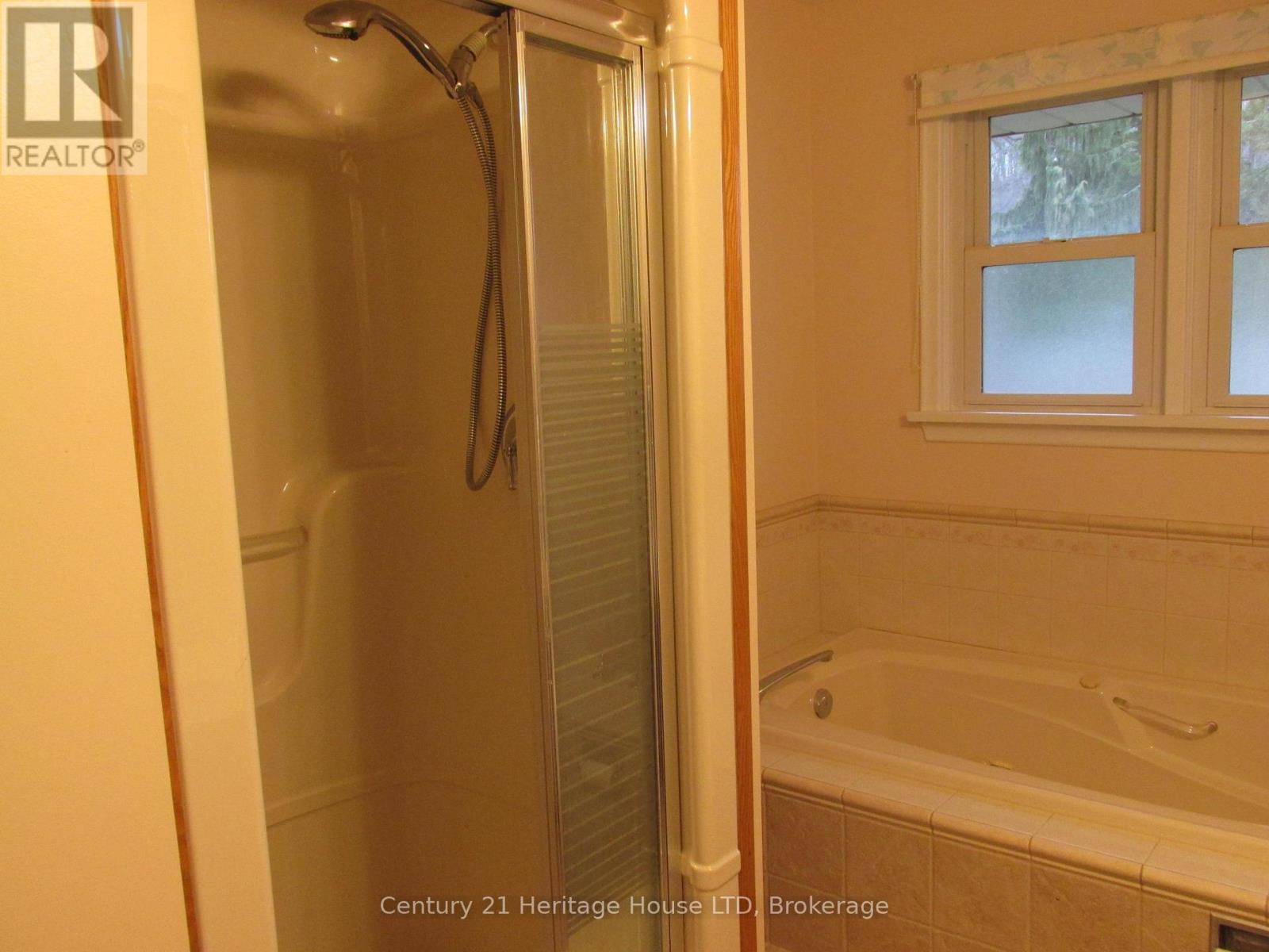 6 East Hampton Road, St. Catharines, Ontario  L2T 3E1 - Photo 15 - X12938284