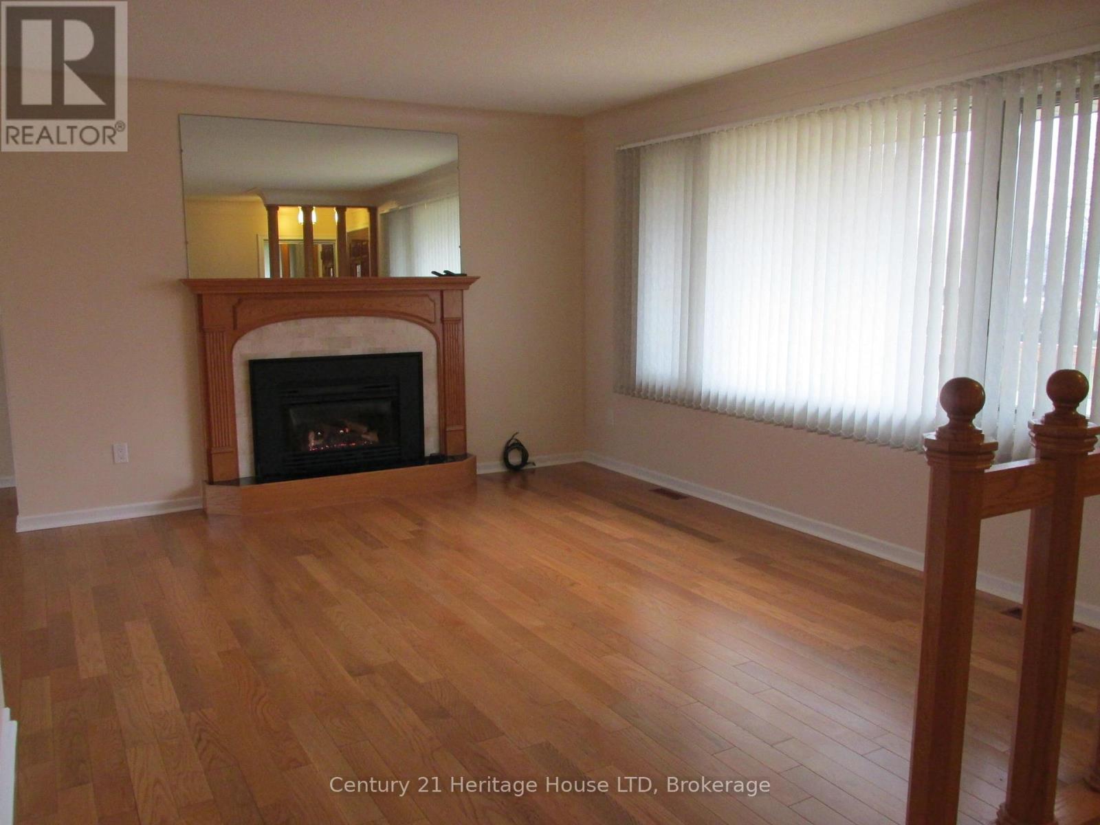 6 East Hampton Road, St. Catharines, Ontario  L2T 3E1 - Photo 4 - X12938284