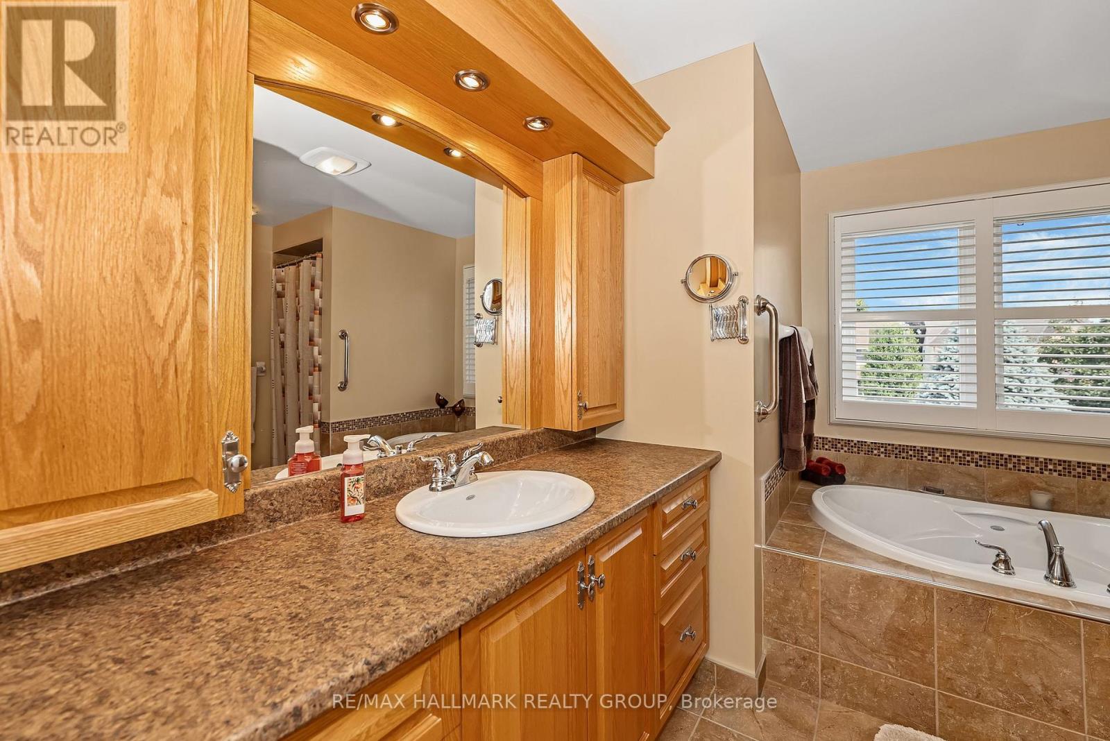 6586 Morningview Street, Ottawa, Ontario  K1C 6N9 - Photo 23 - X12960474