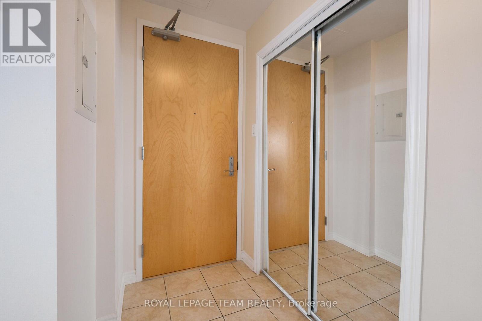 1004 - 200 Lett Street, Ottawa, Ontario  K1R 0A7 - Photo 4 - X12960600