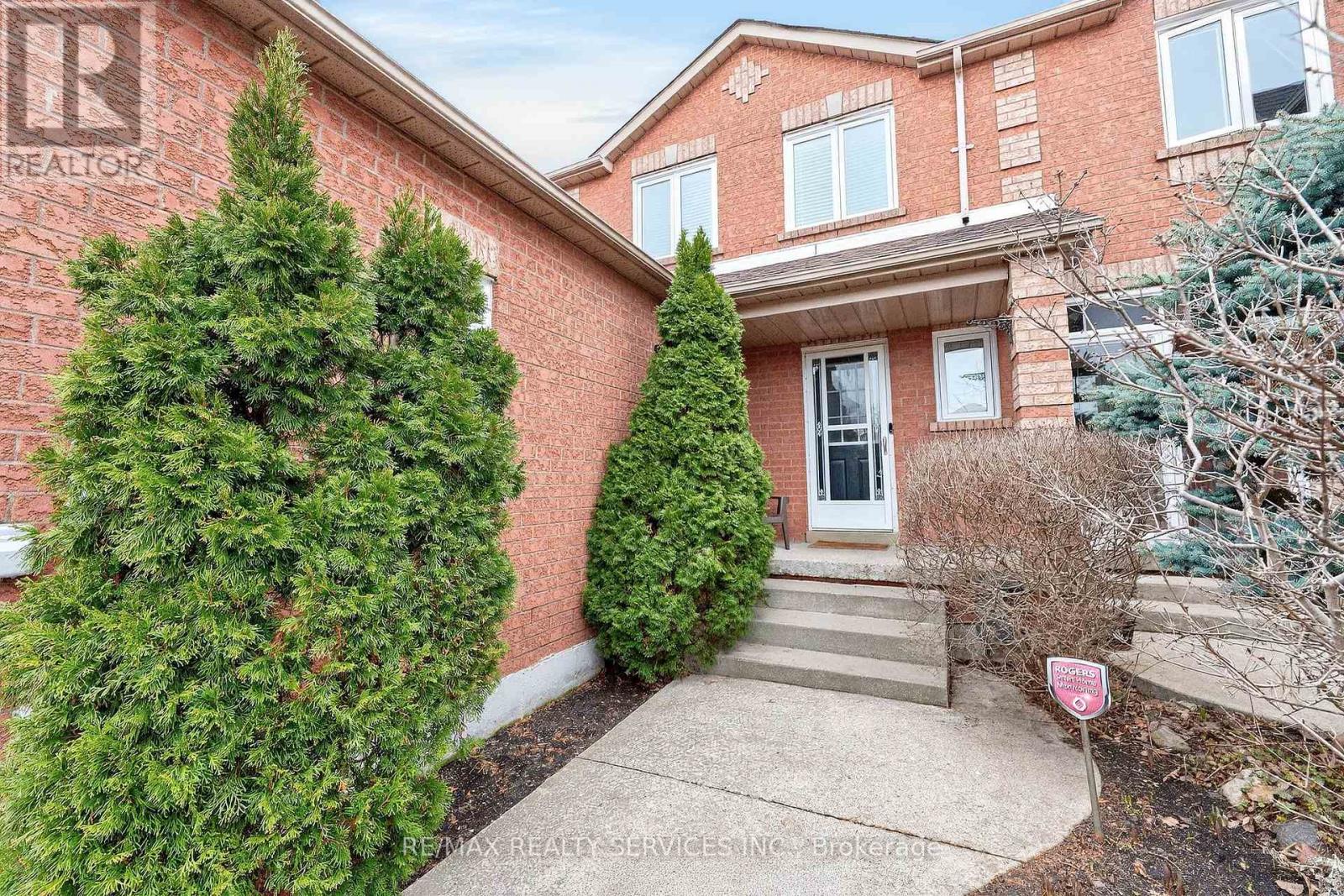 99 White Tail Crescent, Brampton, Ontario  L6Y 5B9 - Photo 3 - W12952570