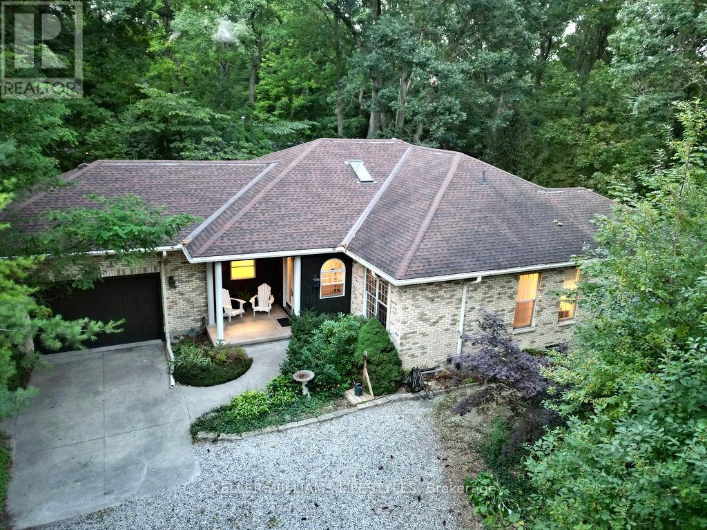 10240 Woodpark Court, Lambton Shores, Ontario  N0M 1T0 - Photo 3 - X12960456