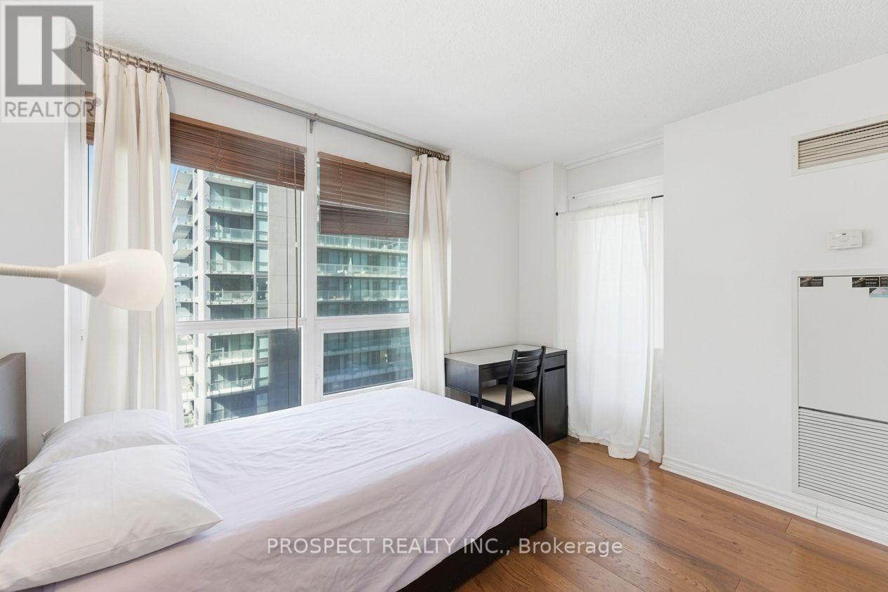 2411 - 763 Bay Street, Toronto, Ontario  M5G 2R3 - Photo 12 - C12960428