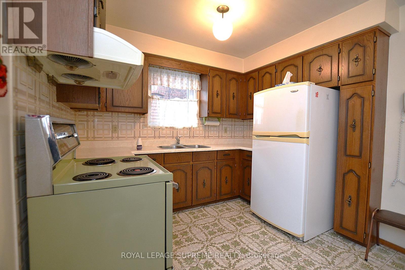 564 Christie Street, Toronto, Ontario  M6G 3E2 - Photo 10 - C12960470