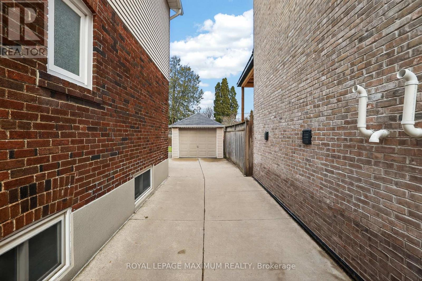 163 Durant Avenue, Toronto, Ontario  M4J 4W4 - Photo 35 - E12960526