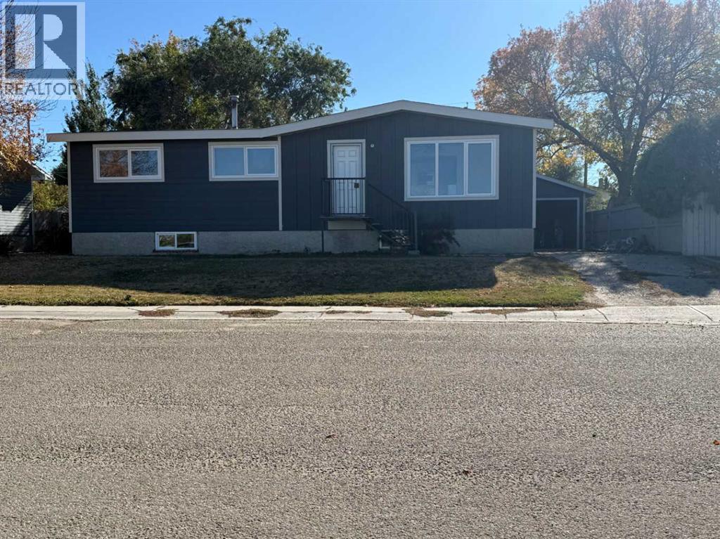 405 2 Avenue E, Bow Island, Alberta  T0K 0G0 - Photo 1 - A2263035