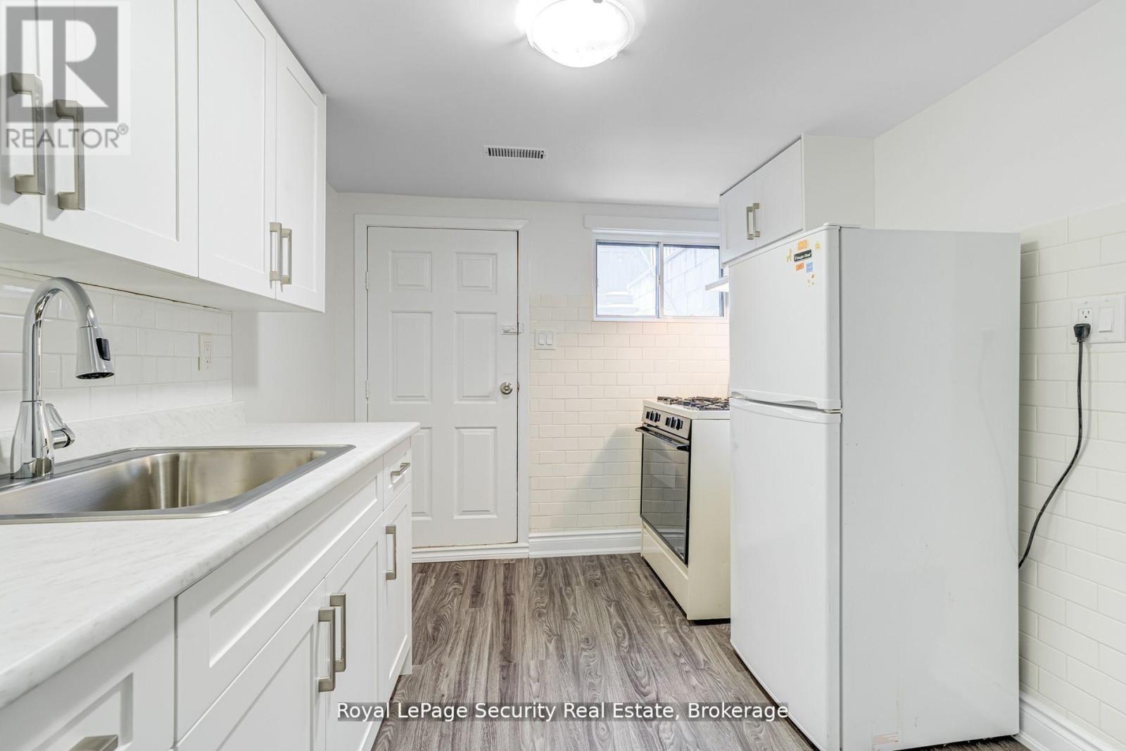 Lower - 706 Gladstone Avenue, Toronto, Ontario  M6H 3J4 - Photo 10 - W12960498