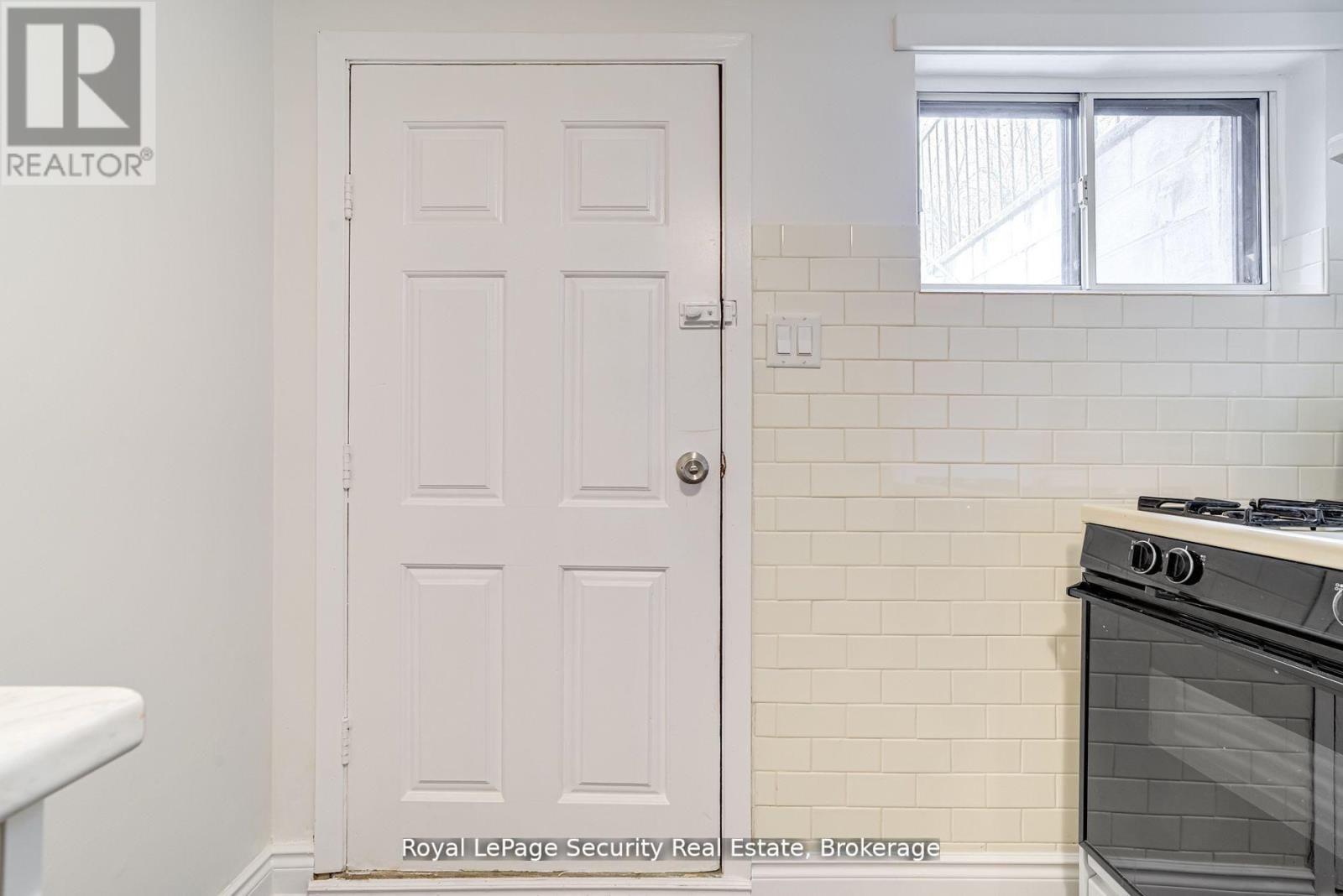 Lower - 706 Gladstone Avenue, Toronto, Ontario  M6H 3J4 - Photo 5 - W12960498