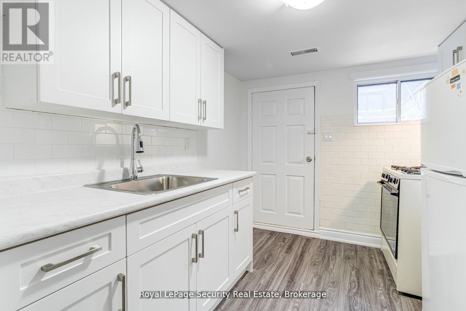 Lower - 706 Gladstone Avenue, Toronto, Ontario  M6H 3J4 - Photo 7 - W12960498