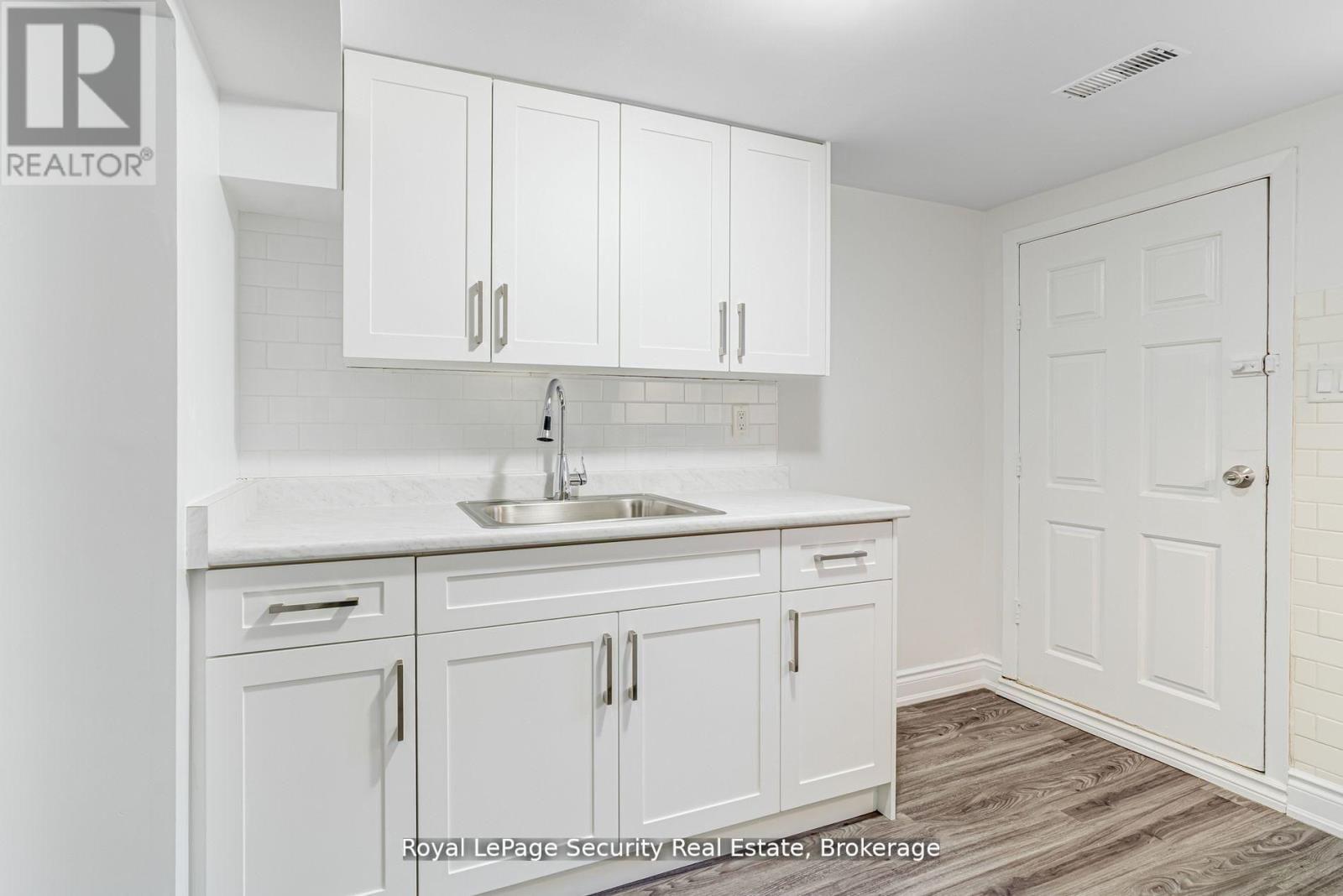 Lower - 706 Gladstone Avenue, Toronto, Ontario  M6H 3J4 - Photo 8 - W12960498