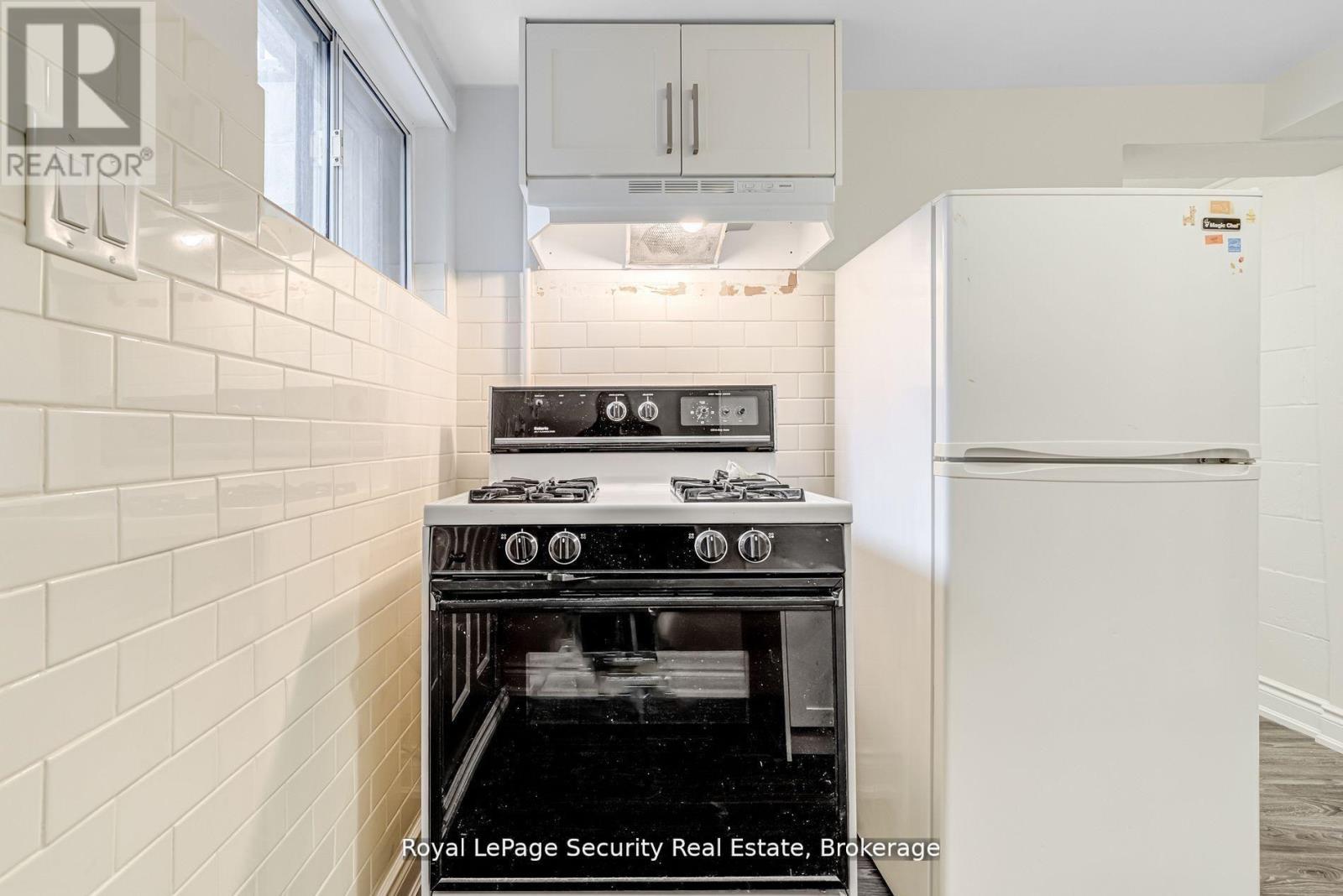 Lower - 706 Gladstone Avenue, Toronto, Ontario  M6H 3J4 - Photo 9 - W12960498