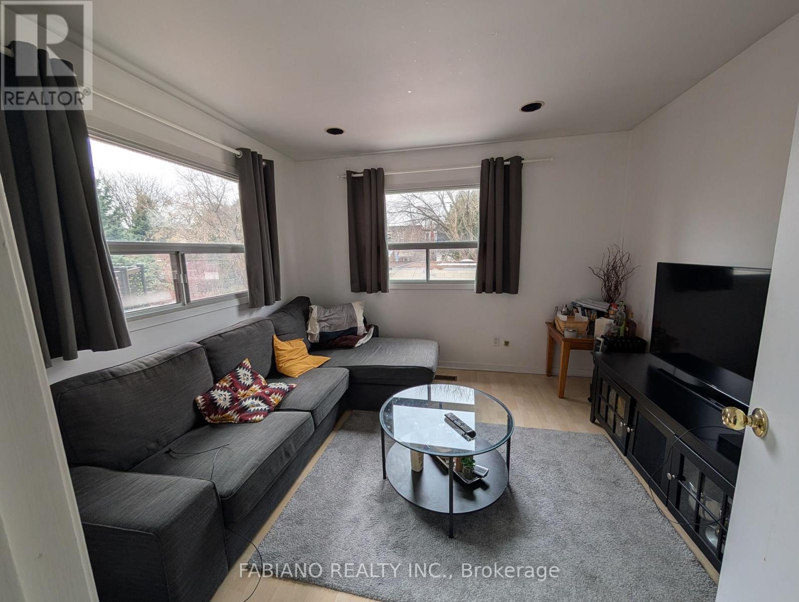 Upper - 1038 Dovercourt Road, Toronto, Ontario  M6H 2X8 - Photo 5 - W12960500