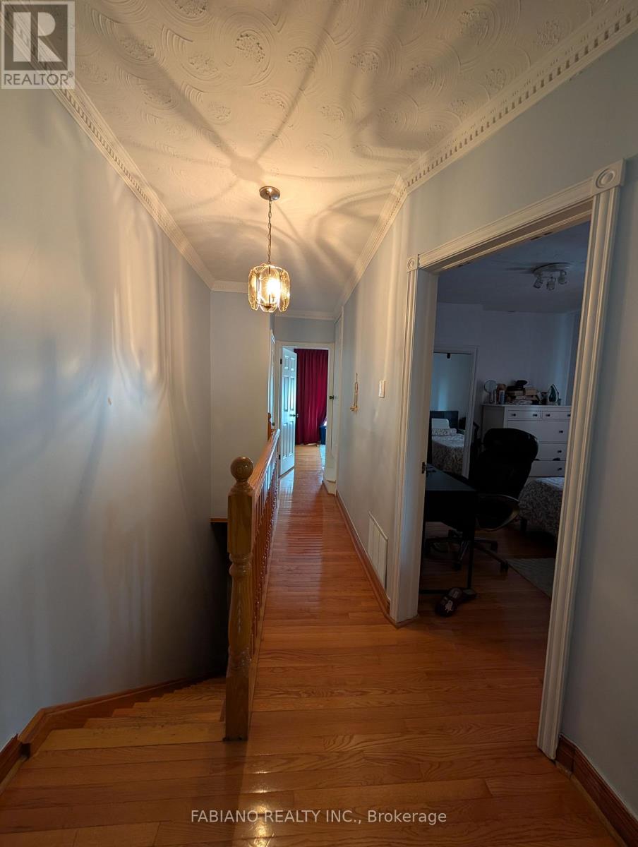 Upper - 1038 Dovercourt Road, Toronto, Ontario  M6H 2X8 - Photo 8 - W12960500