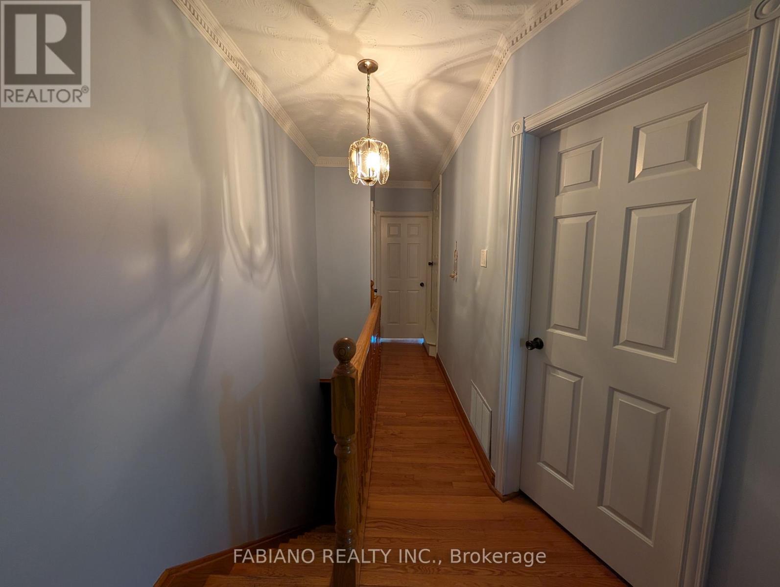 Upper - 1038 Dovercourt Road, Toronto, Ontario  M6H 2X8 - Photo 9 - W12960500