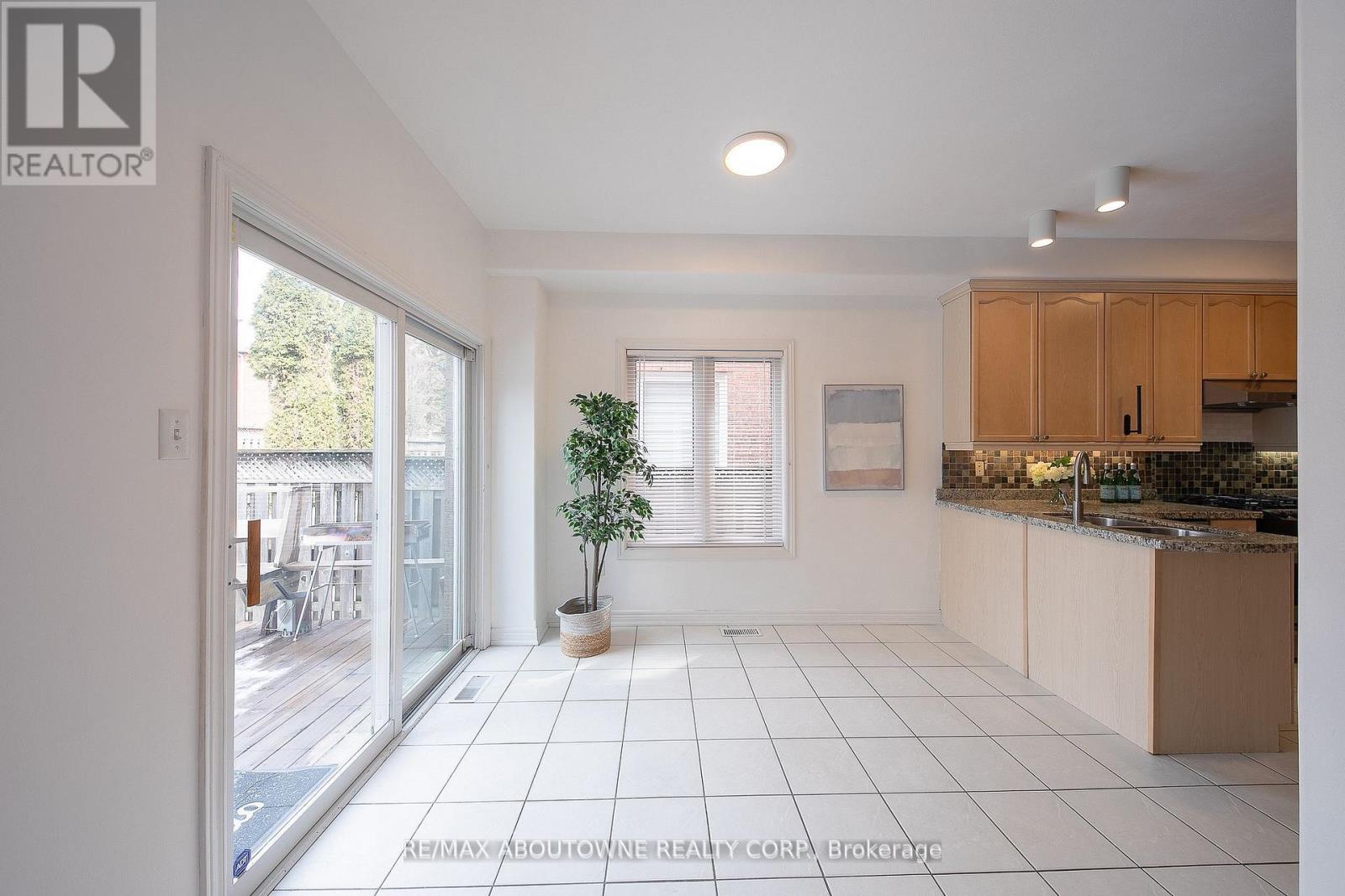 2457 Hilda Drive, Oakville, Ontario  L6H 7N5 - Photo 11 - W12960506