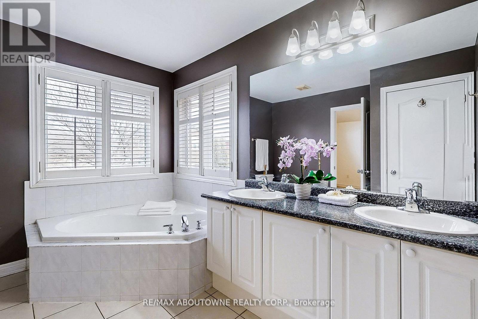 2457 Hilda Drive, Oakville, Ontario  L6H 7N5 - Photo 22 - W12960506