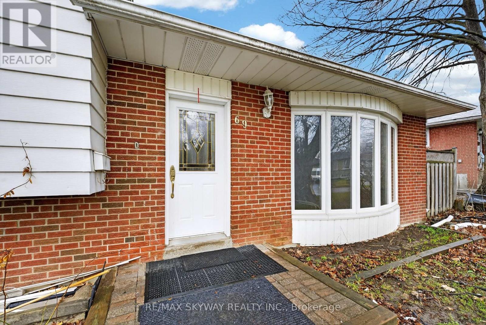 69 Argyle Crescent, Brampton, Ontario  L6T 1M9 - Photo 3 - W12960620