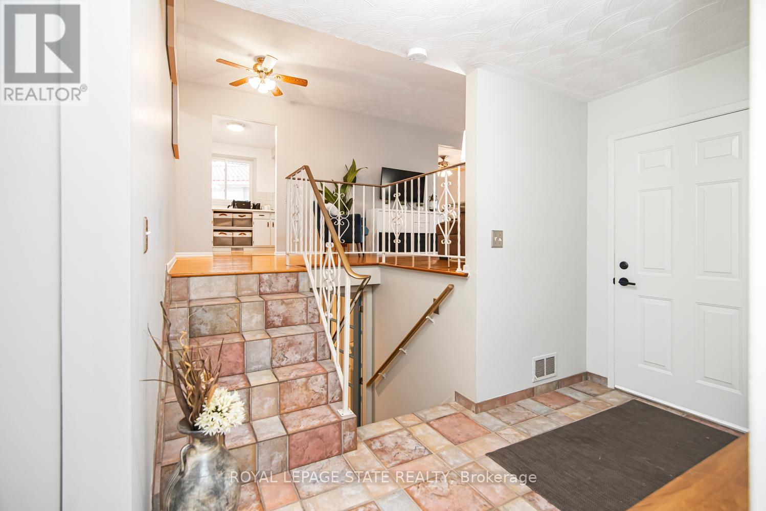 138 Greeningdon Drive, Hamilton, Ontario  L9A 3A9 - Photo 4 - X12960492