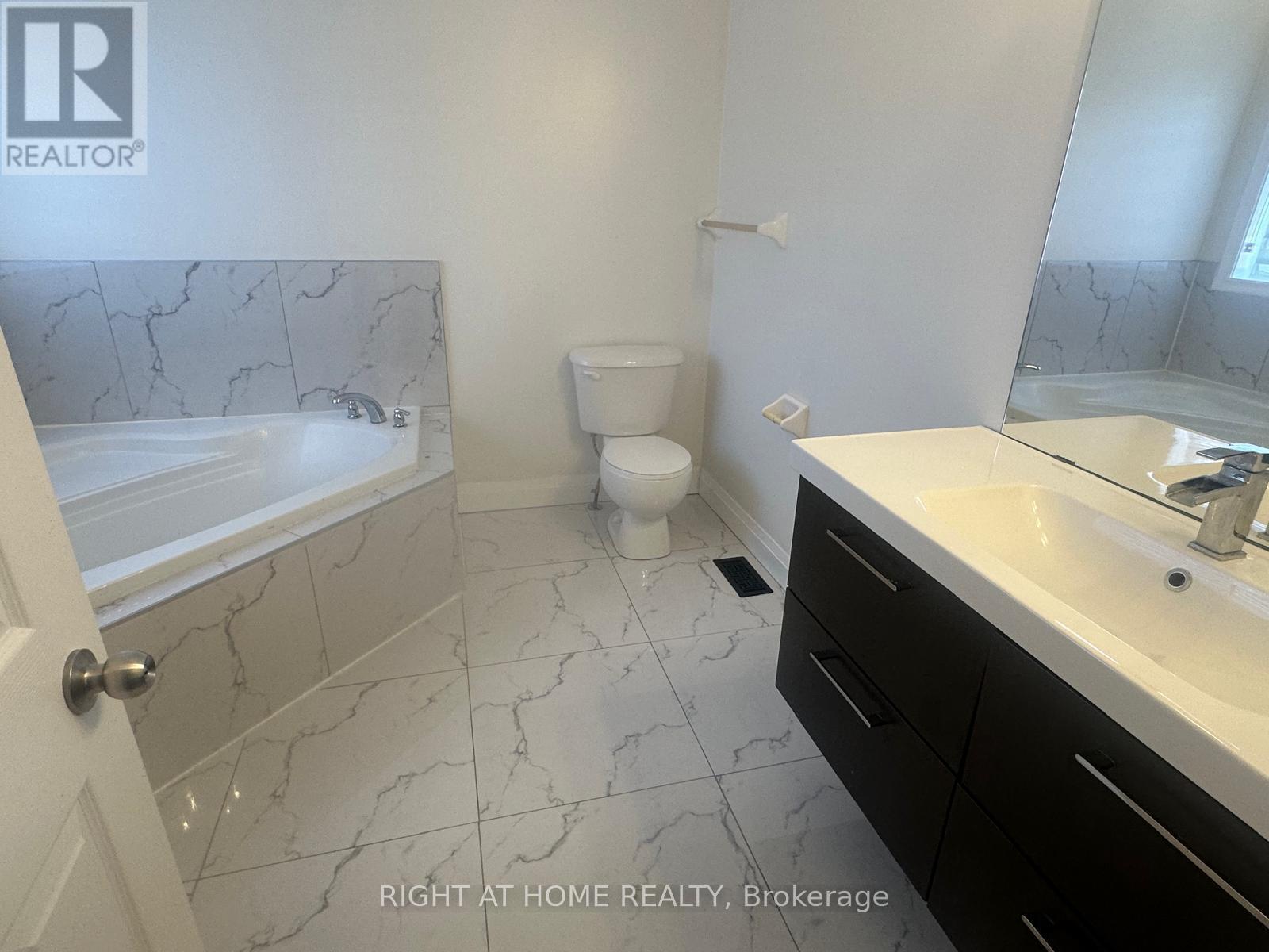 1015 Mccuaig Drive, Milton, Ontario  L9T 6S4 - Photo 14 - W12960334