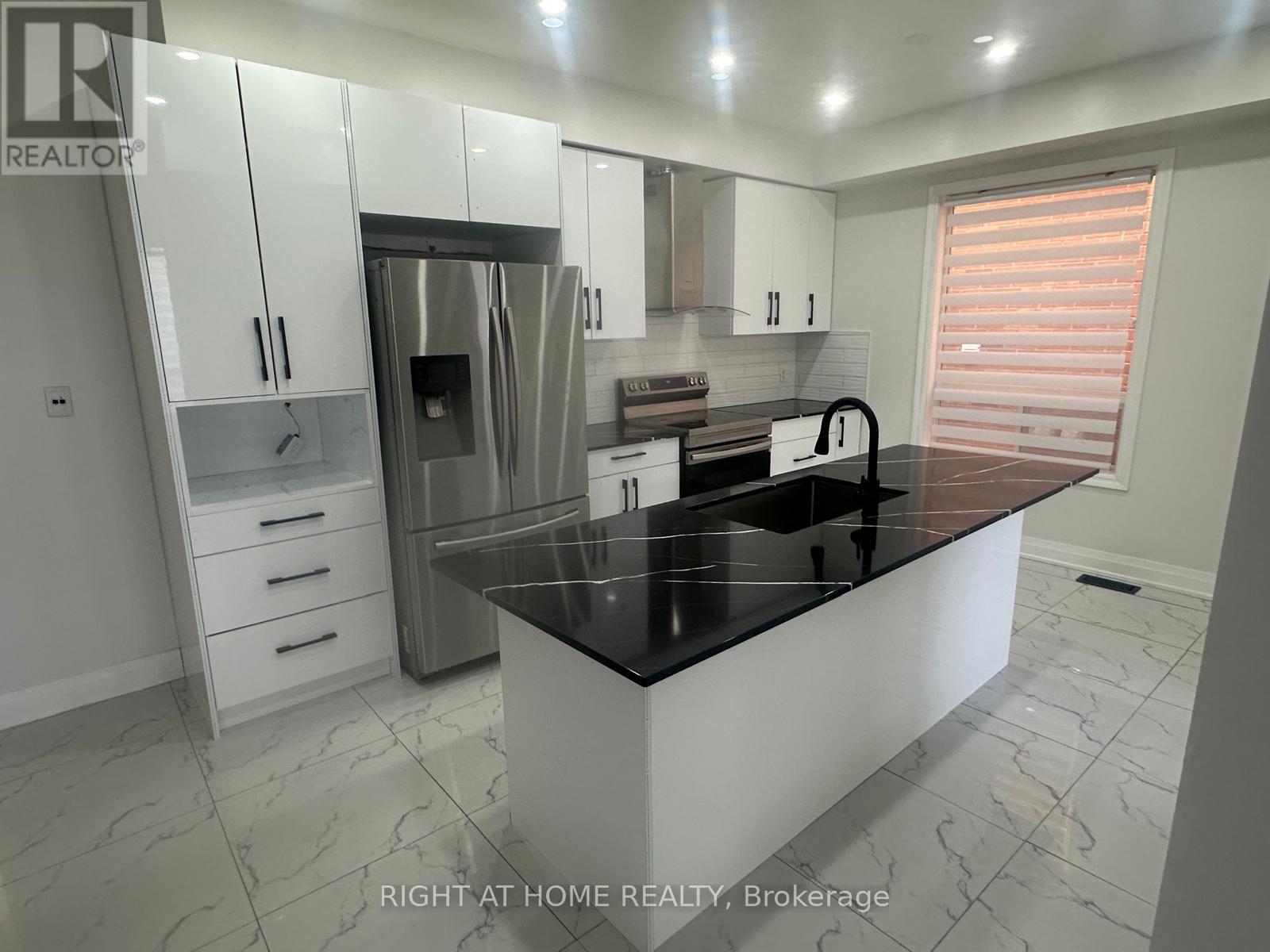 1015 Mccuaig Drive, Milton, Ontario  L9T 6S4 - Photo 4 - W12960334