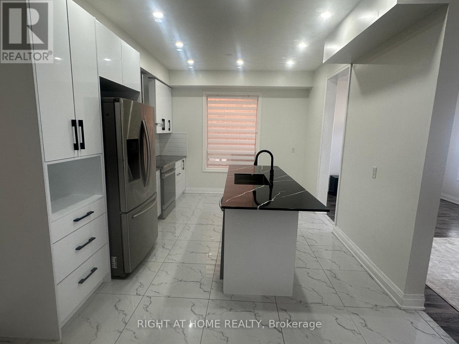 1015 Mccuaig Drive, Milton, Ontario  L9T 6S4 - Photo 3 - W12960334