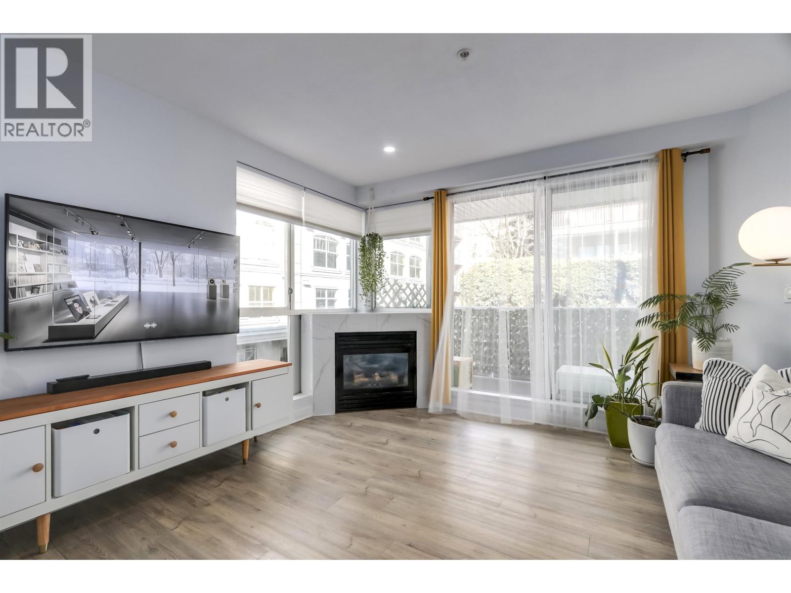 302 122 E 3rd Street, North Vancouver, British Columbia  V7L 1E6 - Photo 2 - R3095924