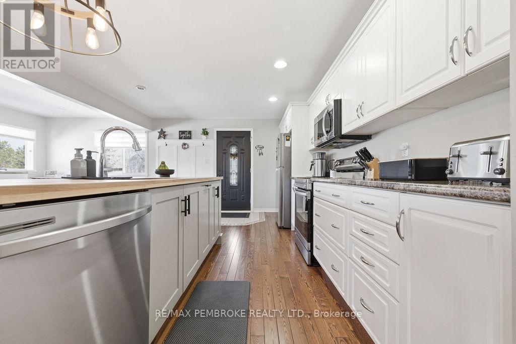 11 Irene Street, Laurentian Valley, Ontario  K8A 7M2 - Photo 10 - X12960648