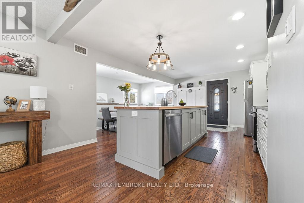 11 Irene Street, Laurentian Valley, Ontario  K8A 7M2 - Photo 11 - X12960648