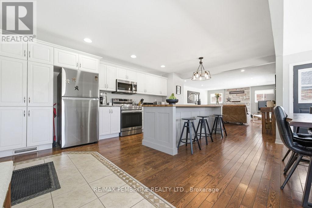 11 Irene Street, Laurentian Valley, Ontario  K8A 7M2 - Photo 14 - X12960648