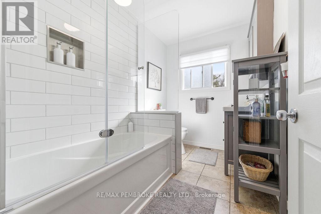 11 Irene Street, Laurentian Valley, Ontario  K8A 7M2 - Photo 23 - X12960648