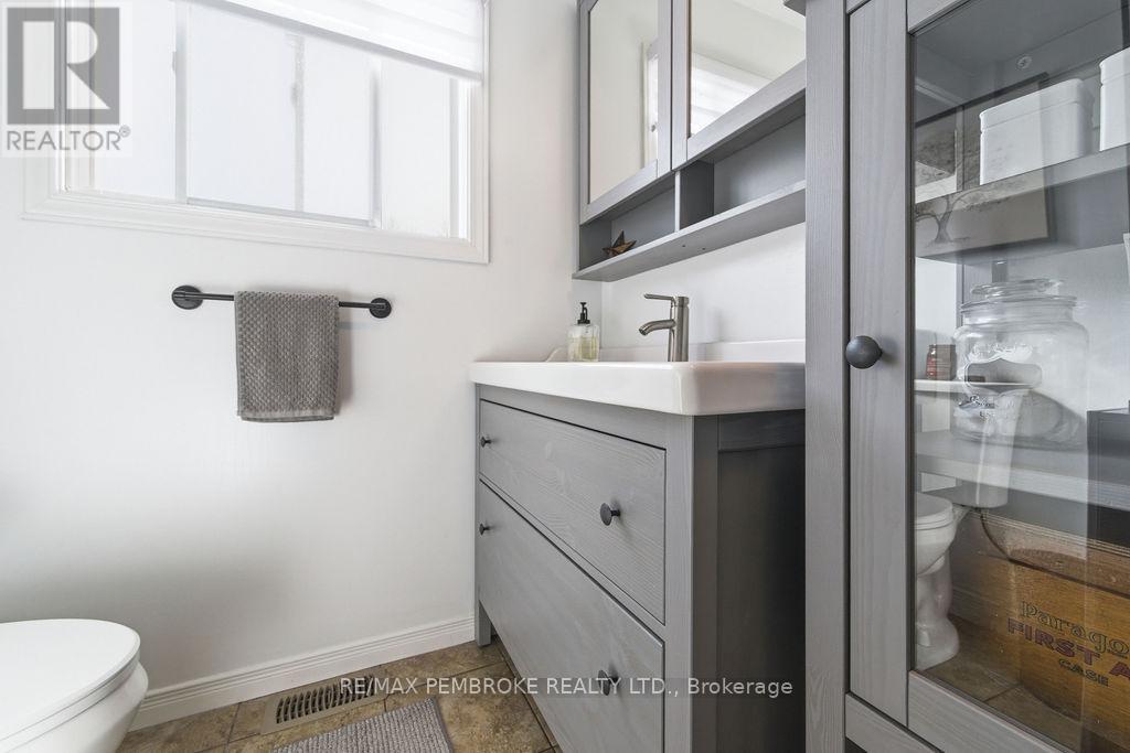 11 Irene Street, Laurentian Valley, Ontario  K8A 7M2 - Photo 25 - X12960648