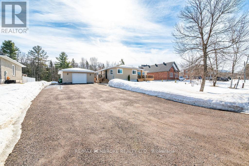 11 Irene Street, Laurentian Valley, Ontario  K8A 7M2 - Photo 3 - X12960648