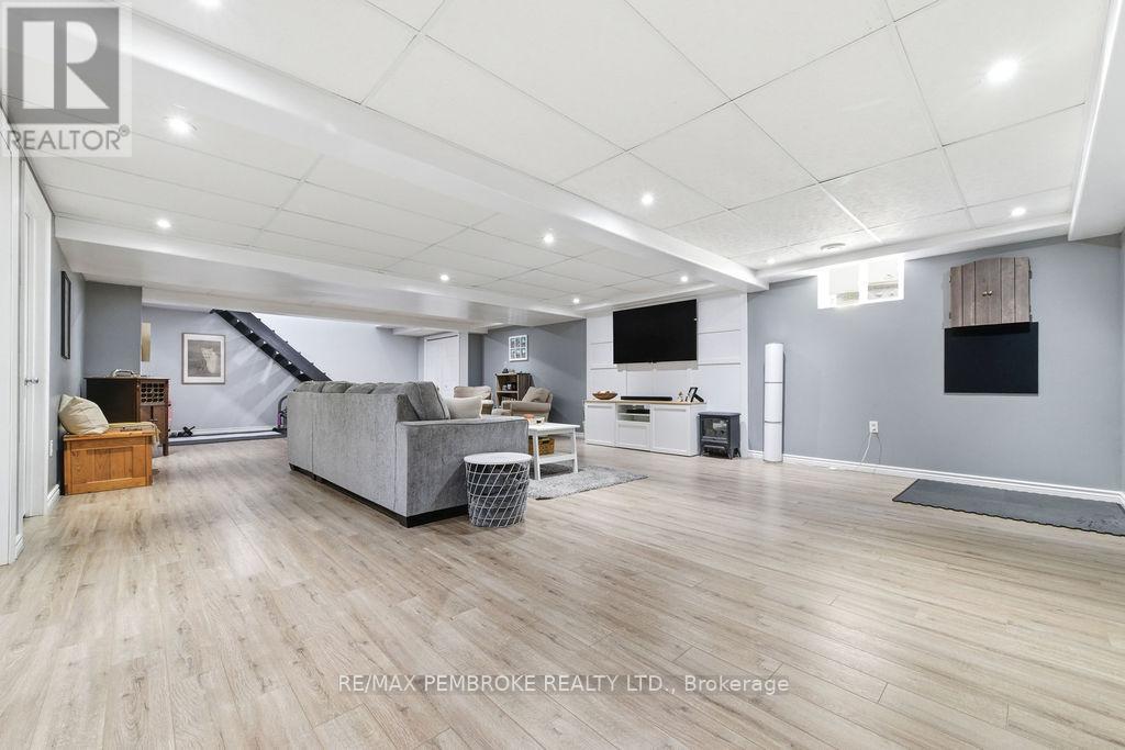 11 Irene Street, Laurentian Valley, Ontario  K8A 7M2 - Photo 31 - X12960648