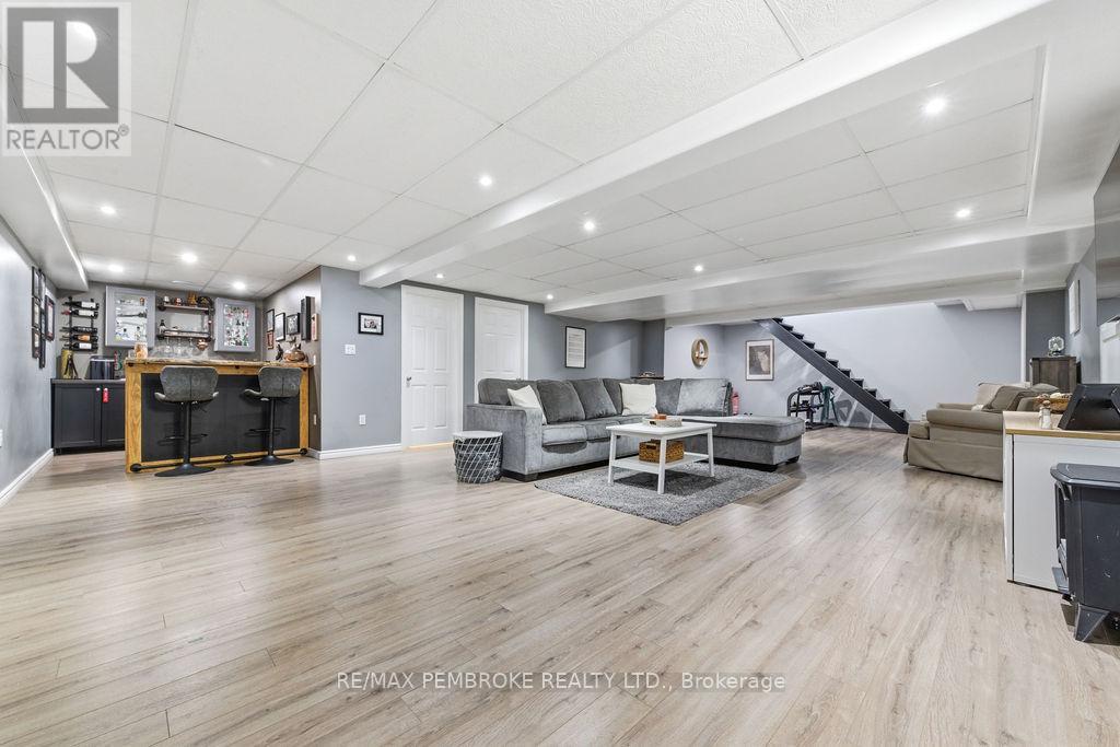 11 Irene Street, Laurentian Valley, Ontario  K8A 7M2 - Photo 32 - X12960648