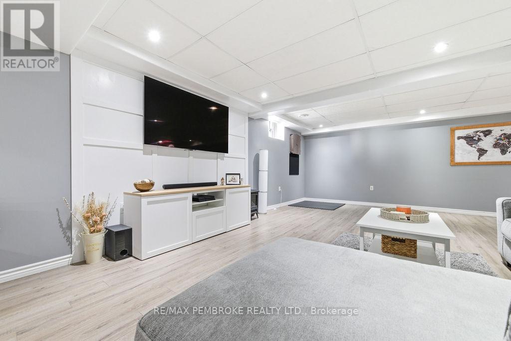 11 Irene Street, Laurentian Valley, Ontario  K8A 7M2 - Photo 33 - X12960648