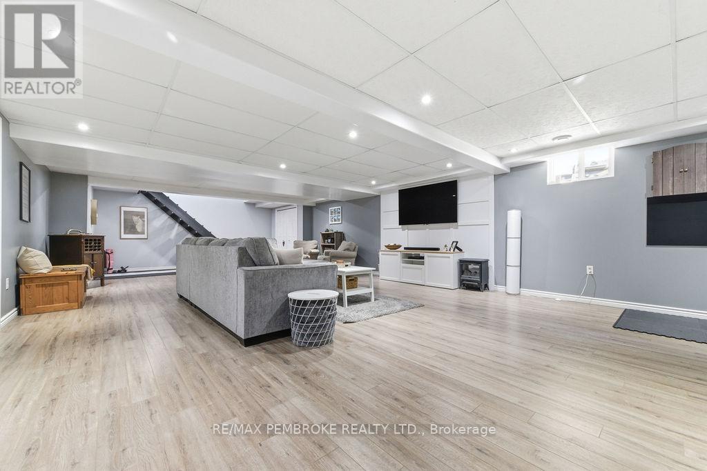 11 Irene Street, Laurentian Valley, Ontario  K8A 7M2 - Photo 34 - X12960648