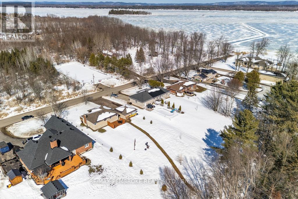 11 Irene Street, Laurentian Valley, Ontario  K8A 7M2 - Photo 46 - X12960648